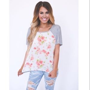 🌻3/$20 Sugar Free Red and White Floral Chiffon Raglan Short Sleeve Tee, Size L